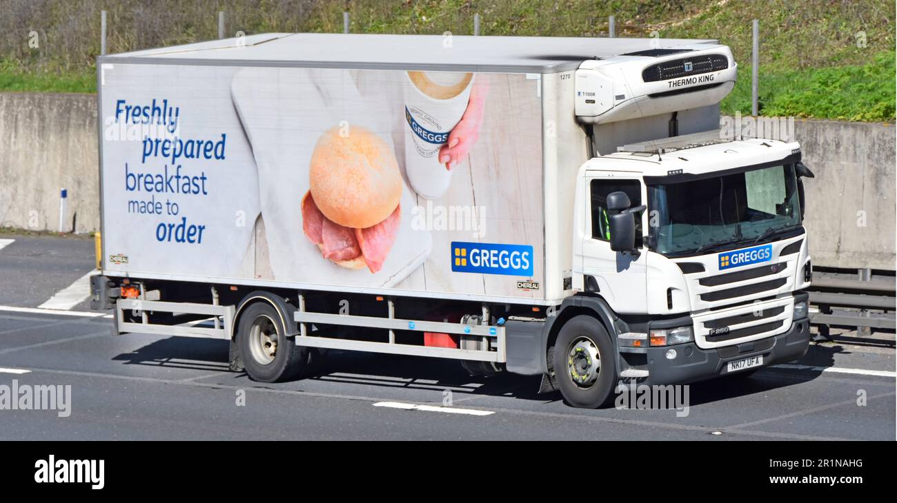 Greggs panetteria catena di fornitura Scania P250 camion consegna Thermo King unità chiller su cassone rigido refrigerato Chereau guida lungo l'autostrada UK M25 Foto Stock