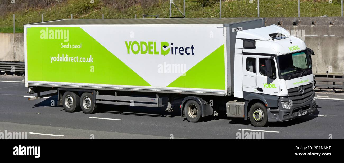 Yodel Direct consegna pacchi business Mercedes Benz prime mover hgv camion e semirimorchio articolato carrozzeria rigida che si snoda lungo l'autostrada M25 del Regno Unito Foto Stock