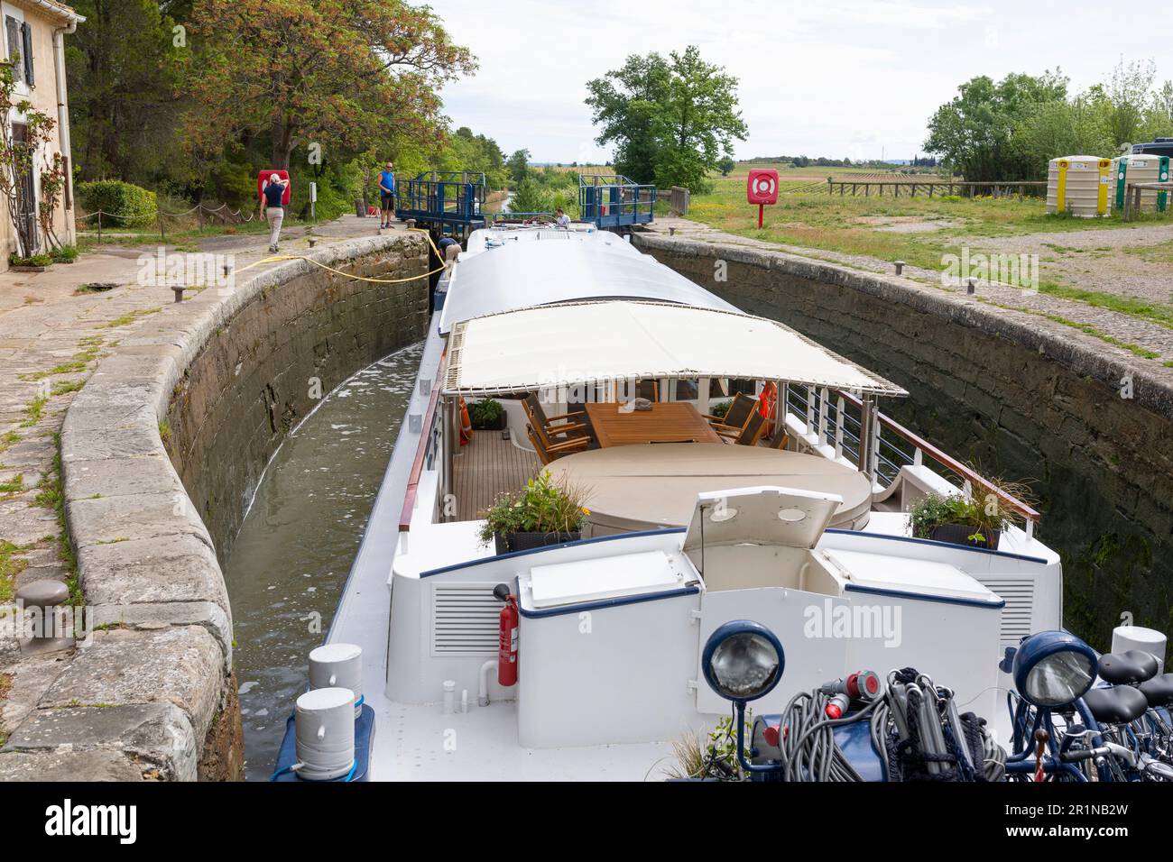 Giro turistico in barca che passa davanti a una chiusa al Canal du Midi, Francia Foto Stock