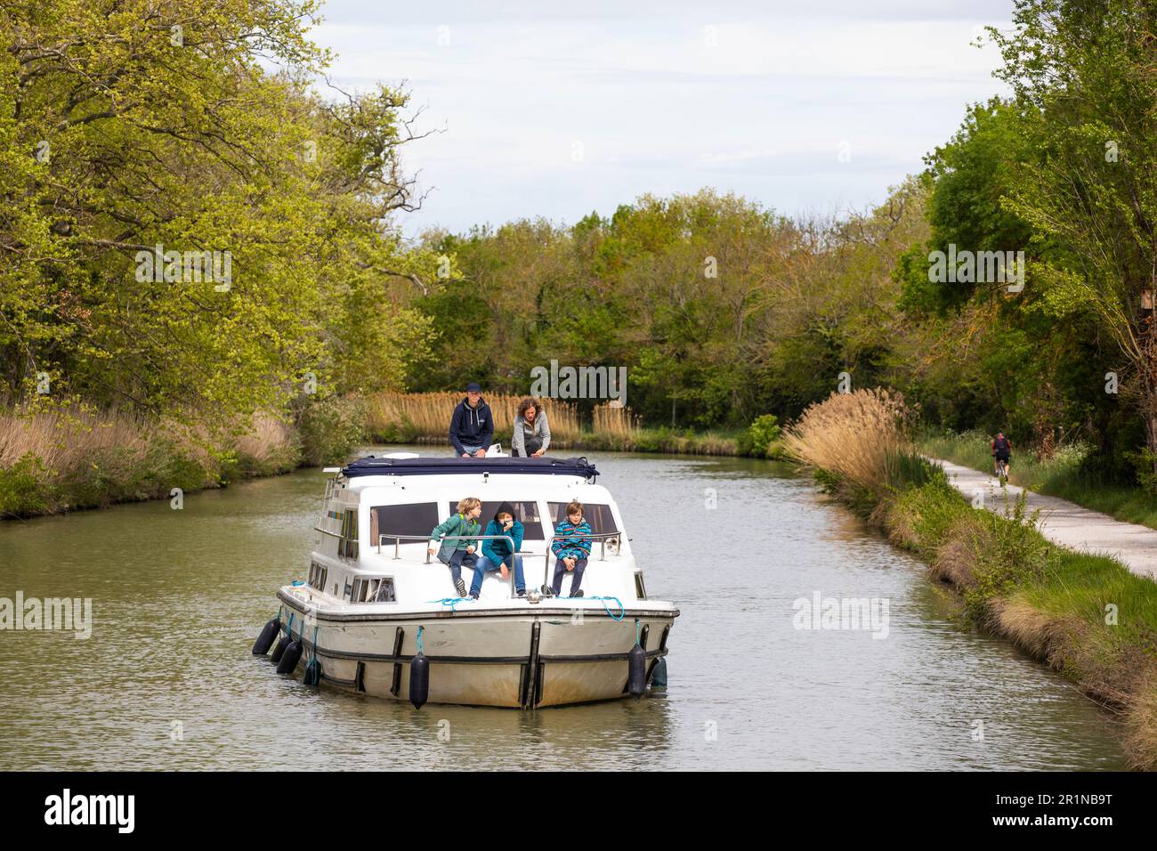 La famiglia in barca nel loro yacht al Canal du Midi, Francia Foto Stock