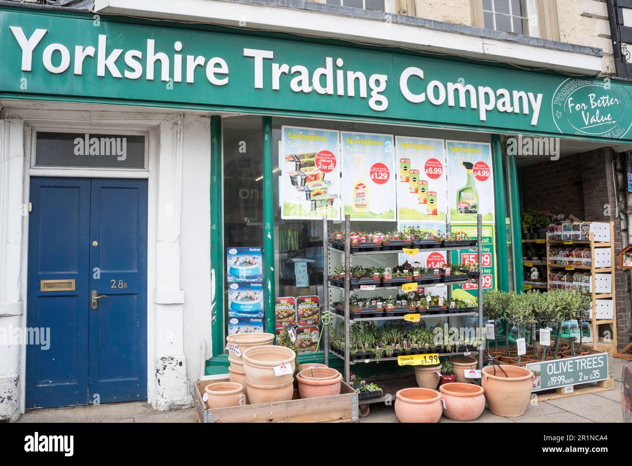 Yorkshire Trading Company negozio anteriore con merci in vendita al di fuori, Inghilterra, Regno Unito Foto Stock