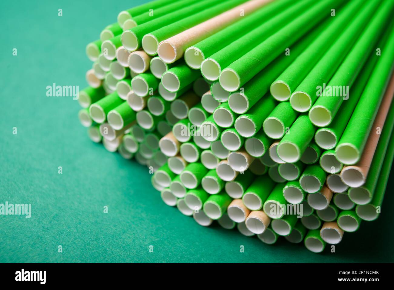 Primo piano di cannucce monouso in cartone su un tavolo Foto Stock