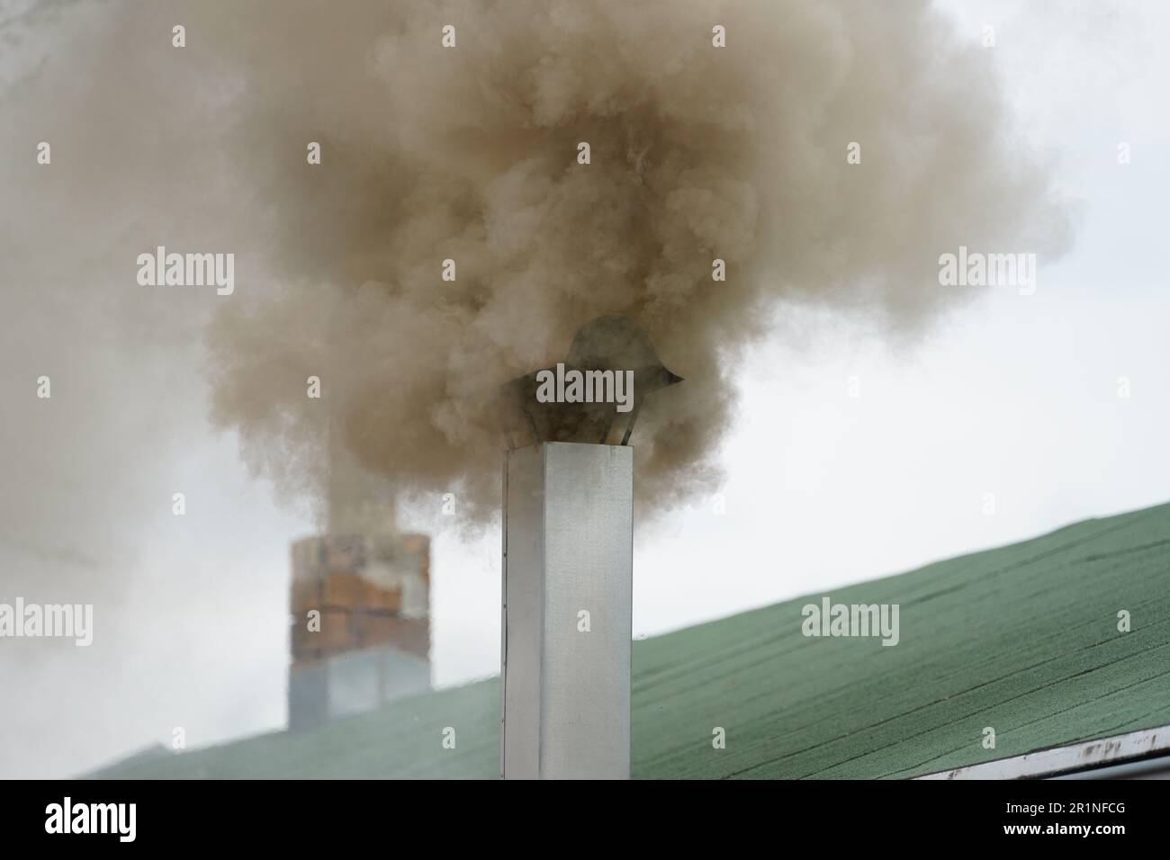 Fumo dal camino. Inquinamento atmosferico. Fumo proveniente dalla fabbrica che inquina l'aria. Smog. Fumo scuro. Foto Stock