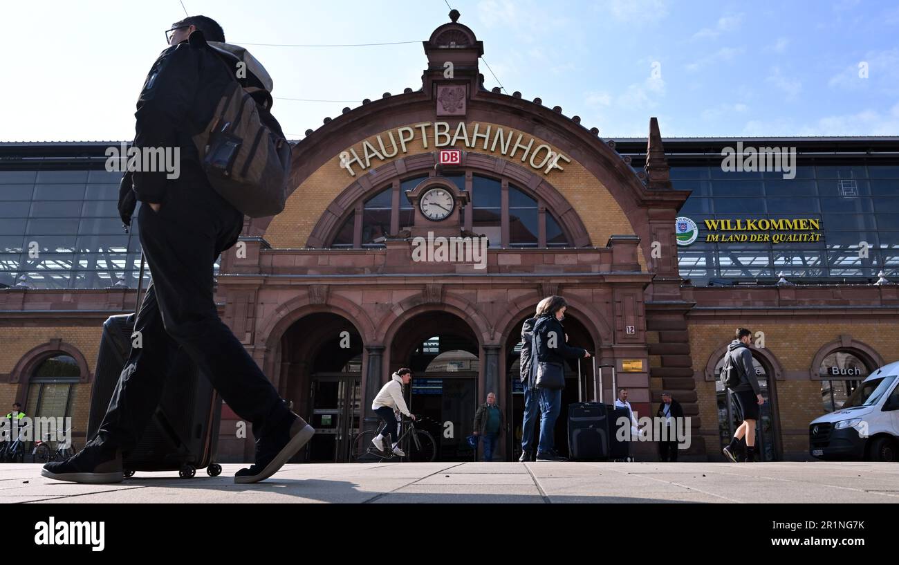 Berlino, Germania. 15th maggio, 2023. I viaggiatori camminano fuori dalla stazione ferroviaria principale di Erfurt. L'Unione ferroviaria e dei trasporti (EVG) aveva annunciato uno sciopero di avvertimento a livello nazionale nel trasporto ferroviario, che è stato annullato per Deutsche Bahn il sabato. Tuttavia, la cancellazione non si applicava al concorrente ferroviario Abellio. Di conseguenza, sono previste restrizioni nei trasporti regionali in Turingia e in Sassonia-Anhalt. Credit: Martin Schutt/dpa/Alamy Live News Foto Stock