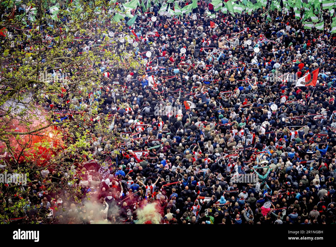 ROTTERDAM - i tifosi di calcio sono già in piedi davanti al balcone per l'onore di Feyenoord. La squadra di calcio di Rotterdam ha vinto il campionato nazionale e sarà onorata sul Coolsingel. ANP ROBIN UTRECHT olanda fuori - belgio fuori Foto Stock