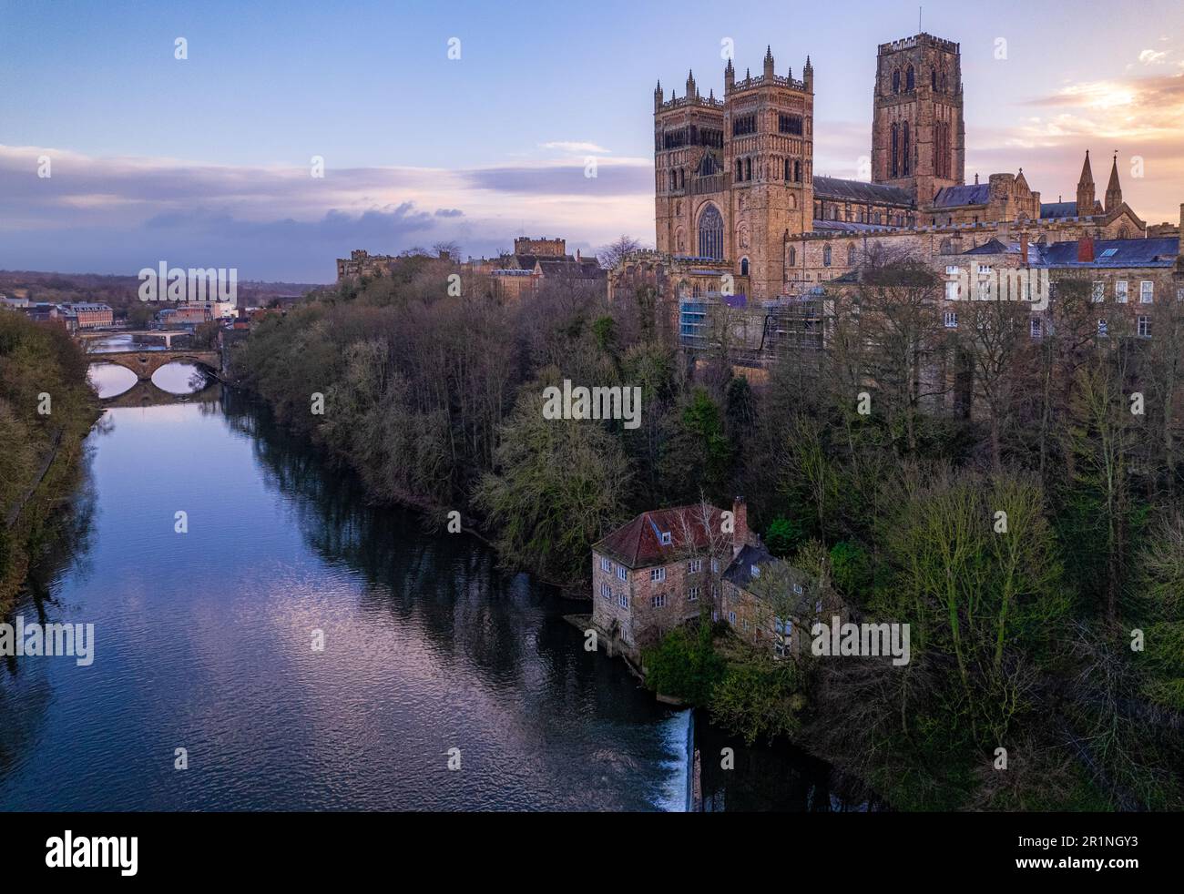 Immagine aerea di medio livello della Cattedrale di Durham in una mattinata invernale Foto Stock