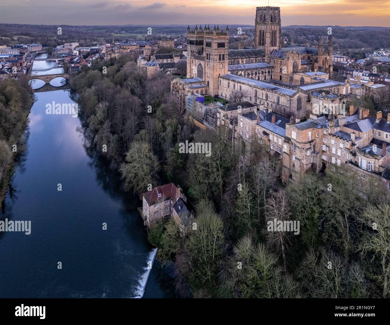 Una foto da drone della Cattedrale di Durham e del River Wear in una mattinata invernale Foto Stock