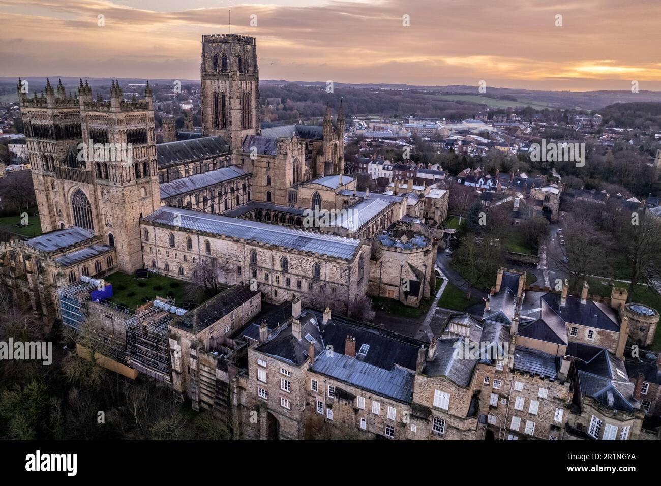 Immagine del drone della Cattedrale di Durham in un'alba invernale sovrastata Foto Stock