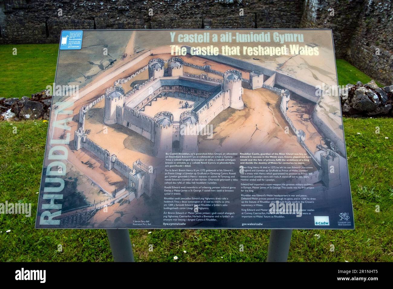 Rhuddlan Castle, situato a Rhuddlan, Denbighshire, Galles. Fu eretta da Edoardo i nel 1277, dopo la prima guerra gallese. Denbighshire, Regno Unito Foto Stock