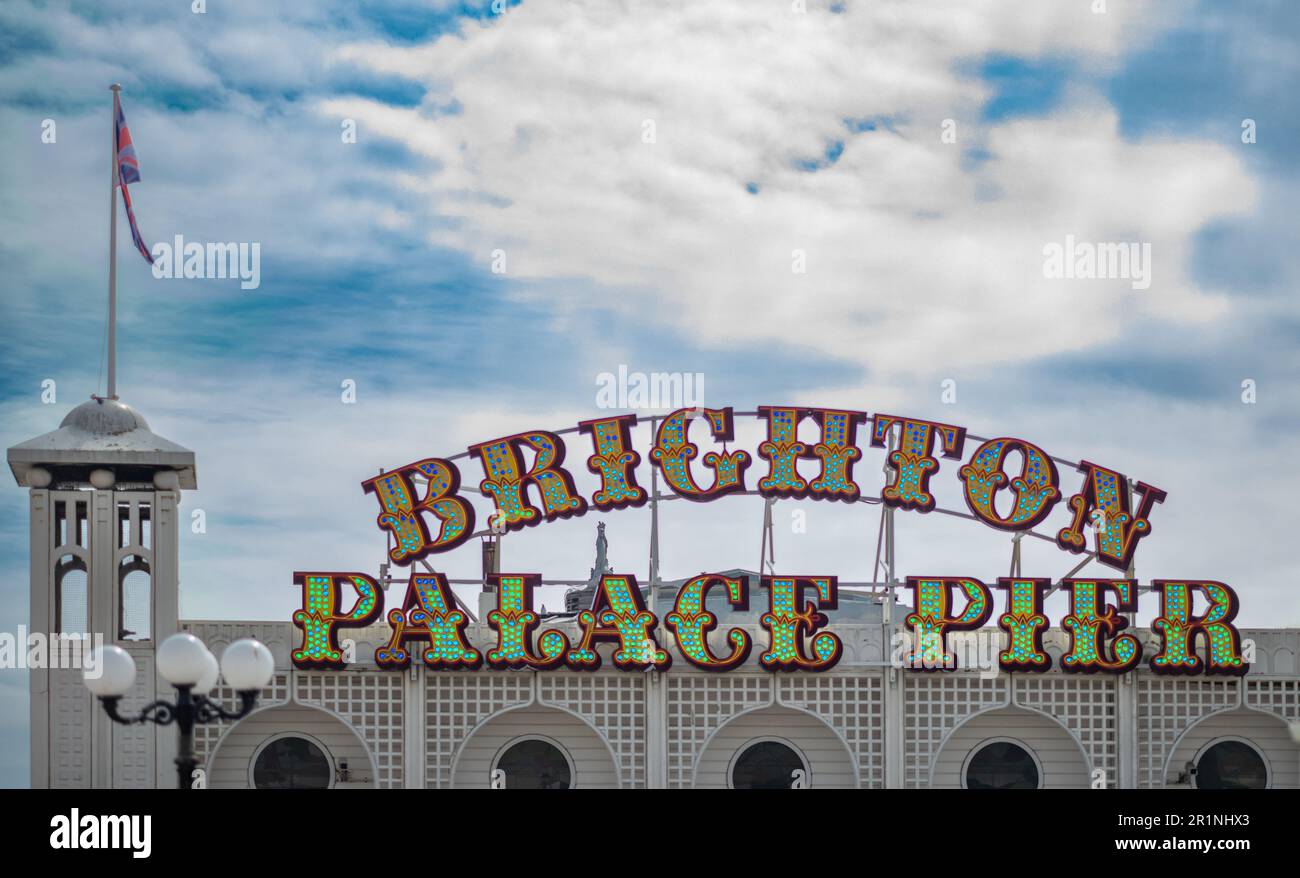Il cartello illuminato a LED sopra lo storico Brighton Palace Pier a Brighton, East Sussex, Regno Unito. Il molo è stato inaugurato nel 1899 ed è l'ultimo di tre moli Foto Stock
