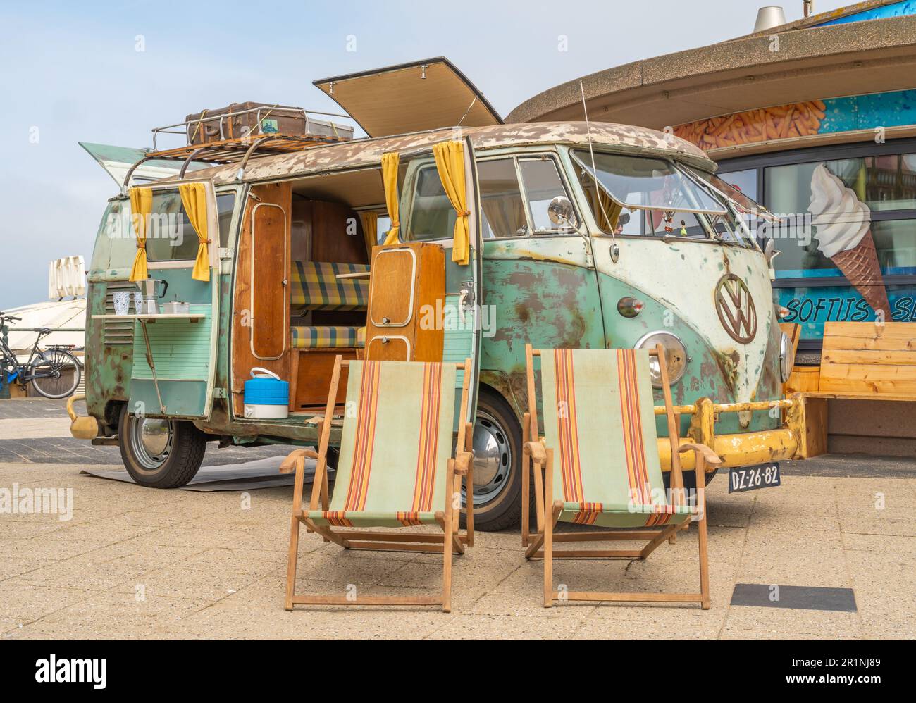 Scheveningen, Paesi Bassi, 14.05.2023, retro Volkswagen Microbus camper da 1962 con sedie a sdraio in mostra presso lo Sho auto classica raffreddato ad aria Foto Stock