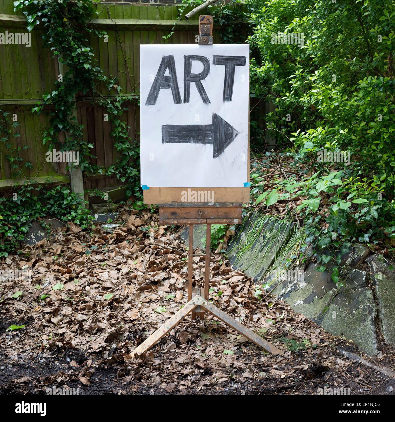 Una freccia indica una vicina capanna che ospita le opere d'arte di pittori locali, come parte dell'annuale festival della Dulwich Artists' Open House che espone le opere di creativi dilettanti e professionisti, il 14th maggio 2023, a Londra, Inghilterra. Foto Stock