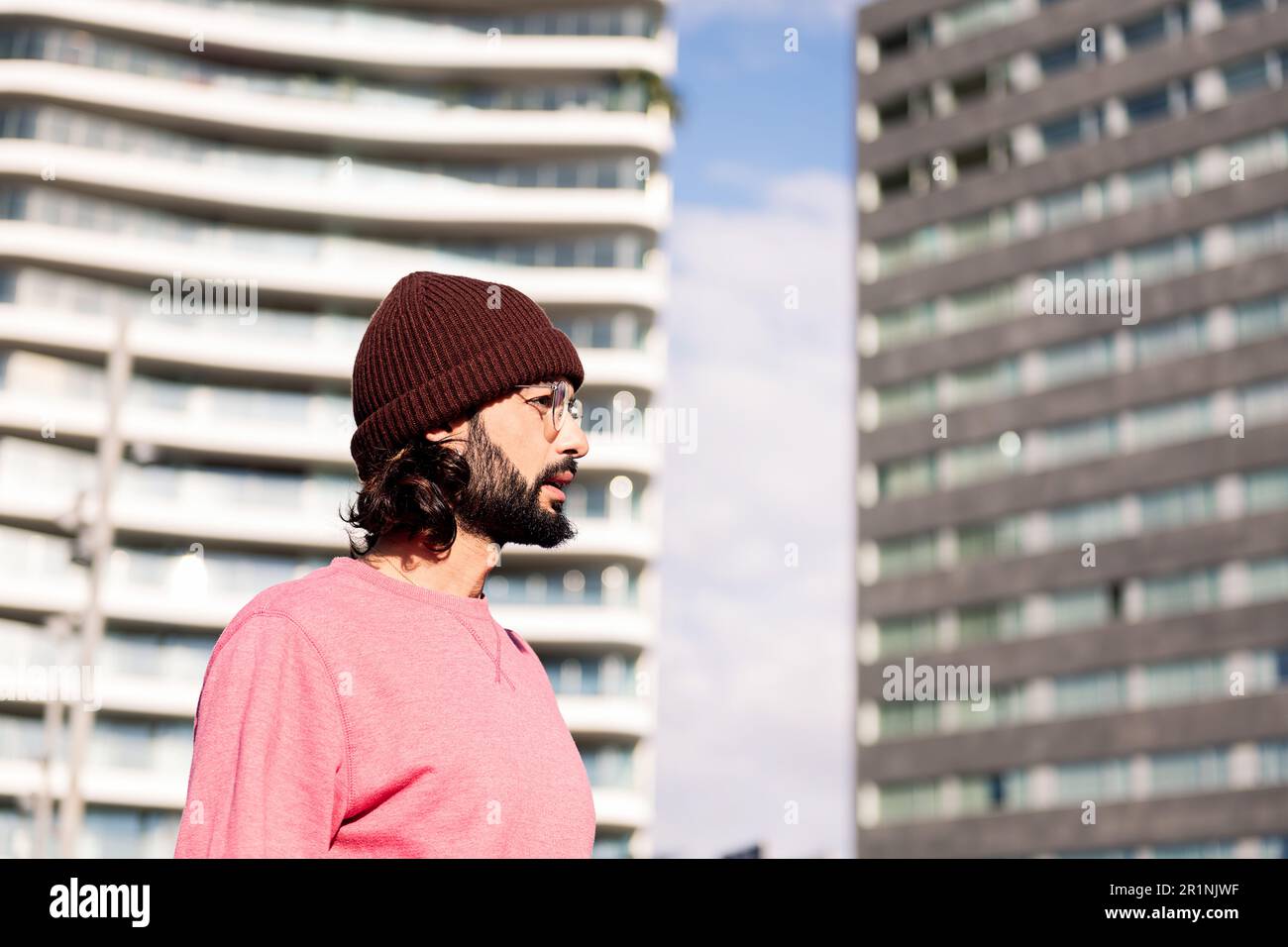 giovane uomo moderno che esplora la città nelle giornate di sole Foto Stock