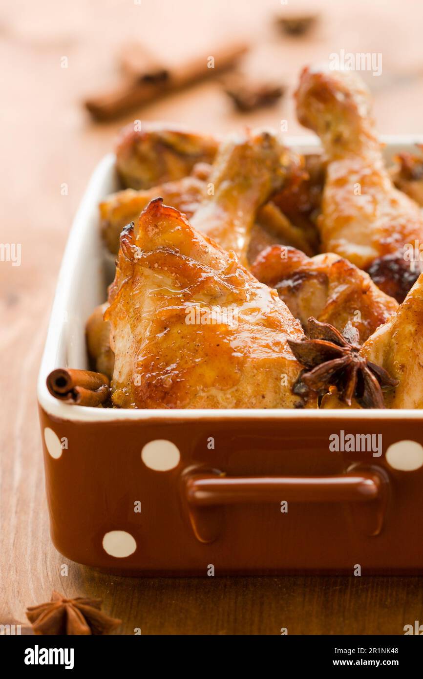 pollo arrosto con salsa di soia, succo d'arancia, zenzero, cannella, aglio e cialde di anice Foto Stock