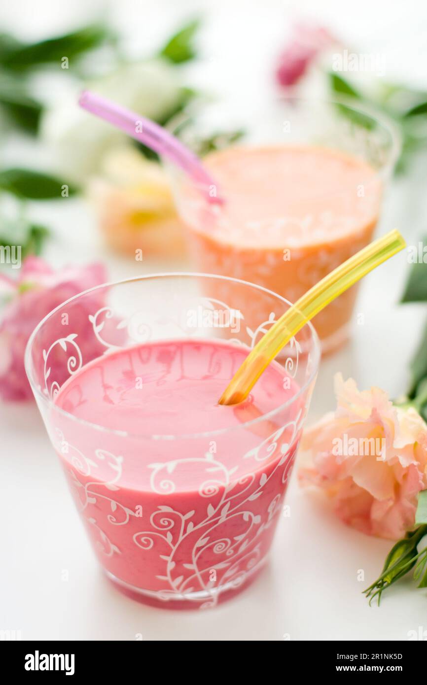 Vari frullati di frutta alla bacche, fragole e pesca Foto Stock