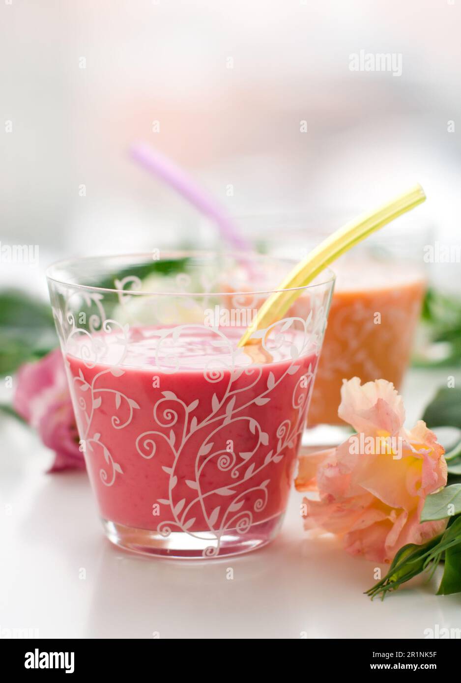 Vari frullati di frutta alla bacche, fragole e pesca Foto Stock