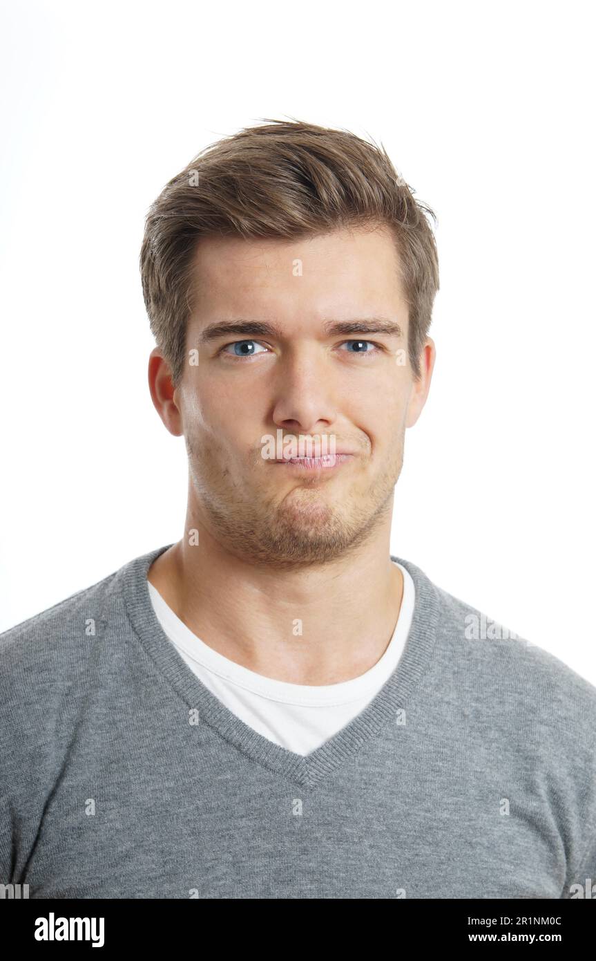 Giovane uomo è la realizzazione di un divertente volto Foto Stock