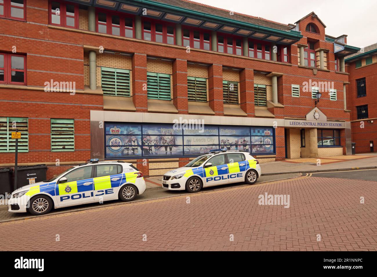 Auto della polizia parcheggiate fuori dalla stazione centrale di polizia di Leeds Foto Stock