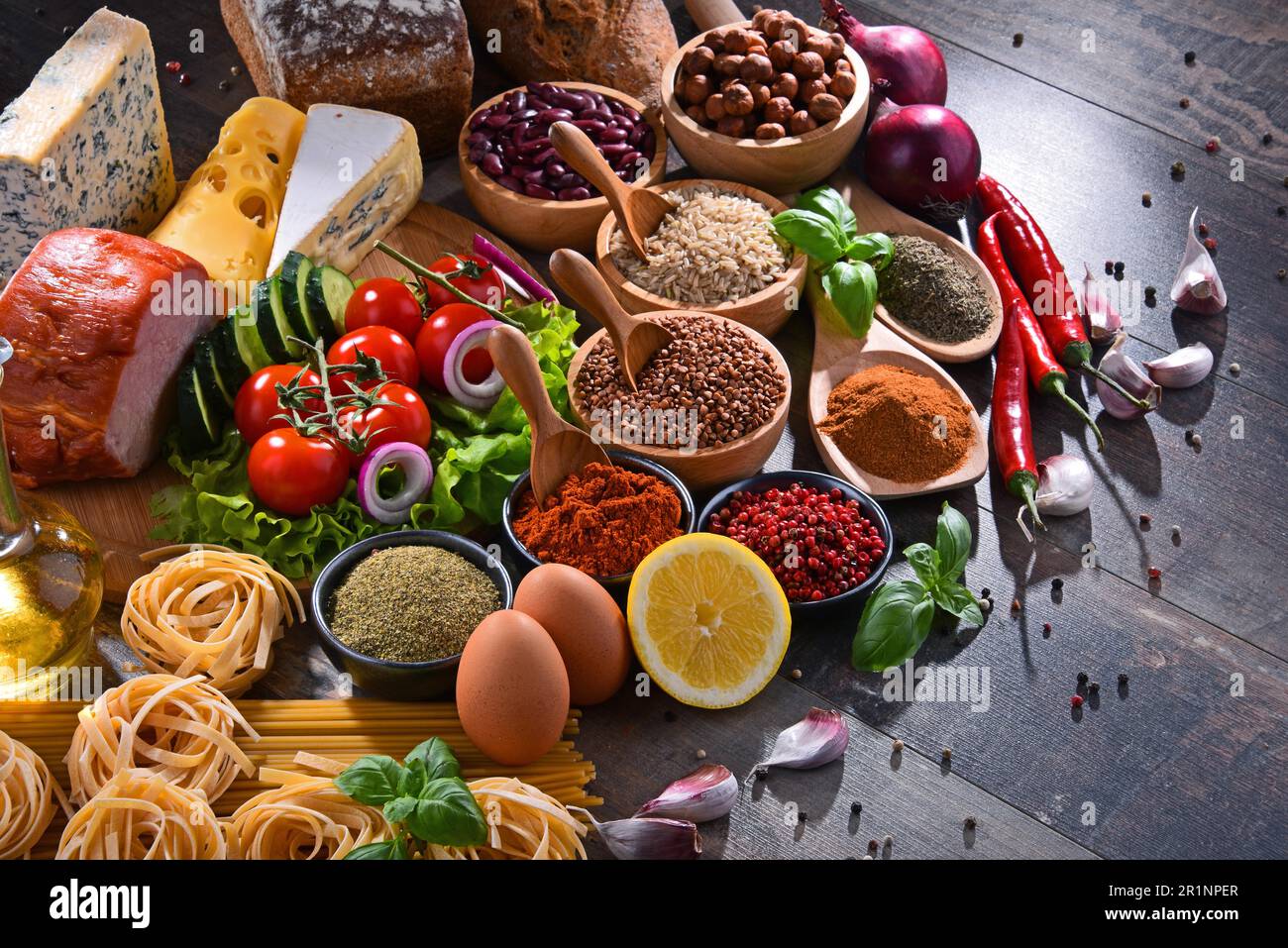 Composizione con un assortimento di prodotti alimentari biologici sul tavolo Foto Stock