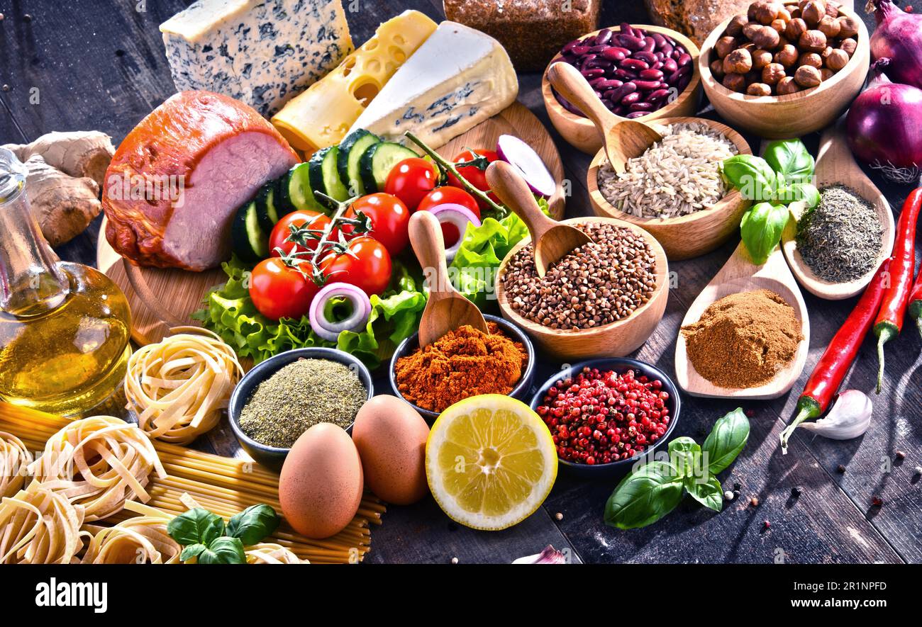 Composizione con un assortimento di prodotti alimentari biologici sul tavolo Foto Stock