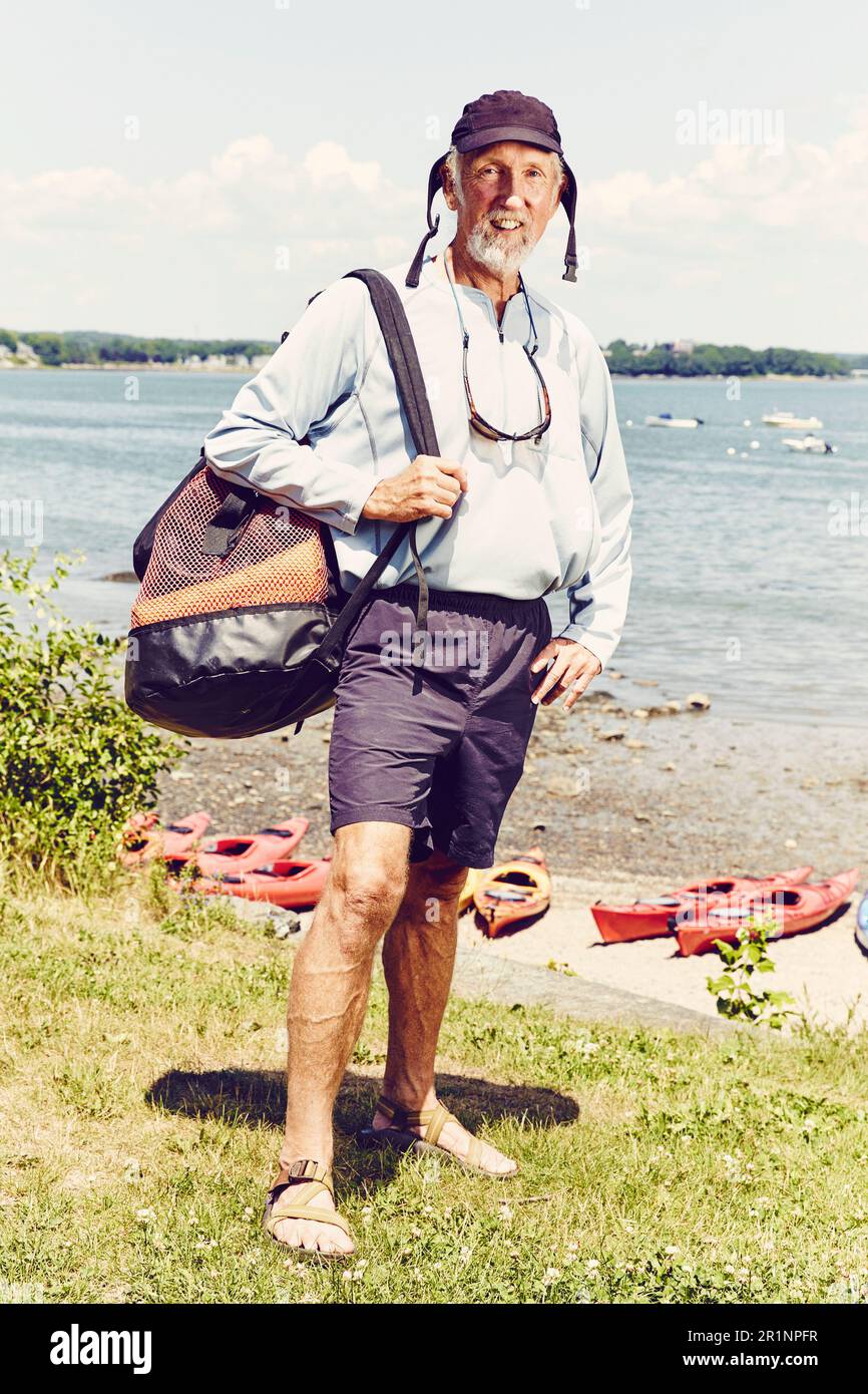 Ritratto dell'uomo maturo che sta per imbarcarsi in un viaggio in kayak a casco Bay Foto Stock