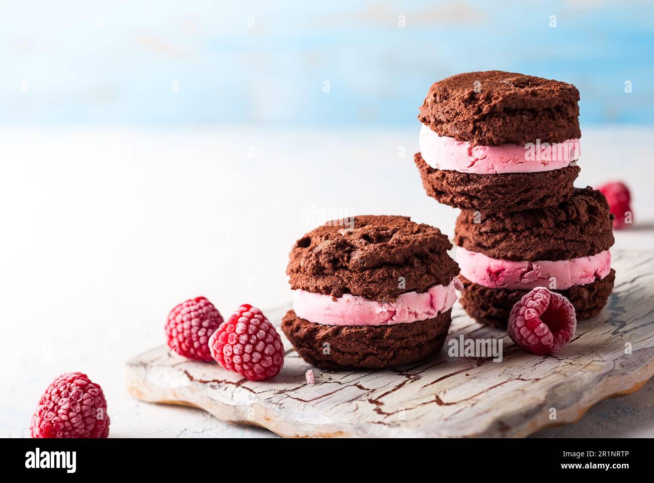 Gelato fatto in casa biscotti sandwich con lampone e cioccolato Foto Stock