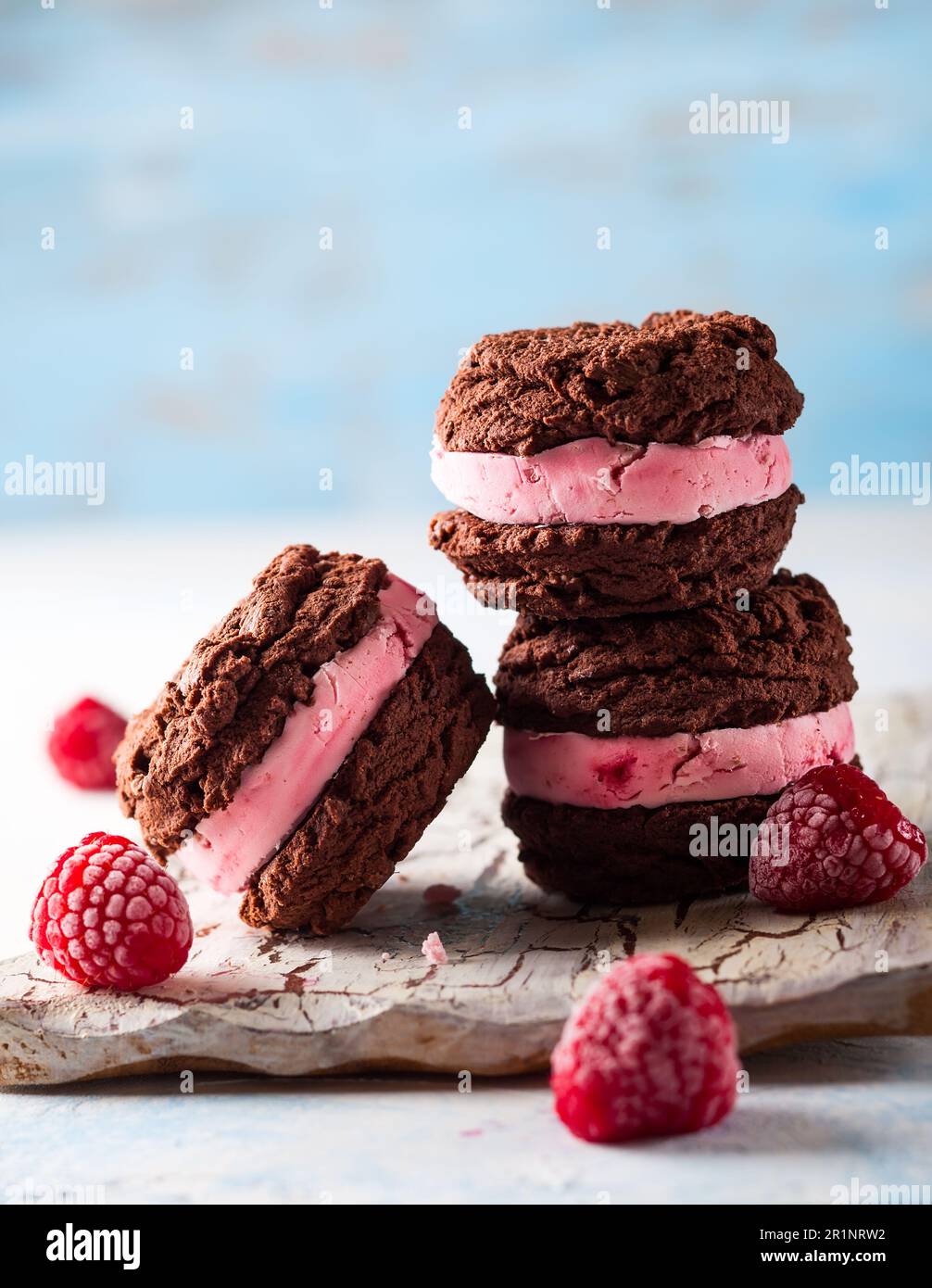 Gelato fatto in casa biscotti sandwich con lampone e cioccolato Foto Stock