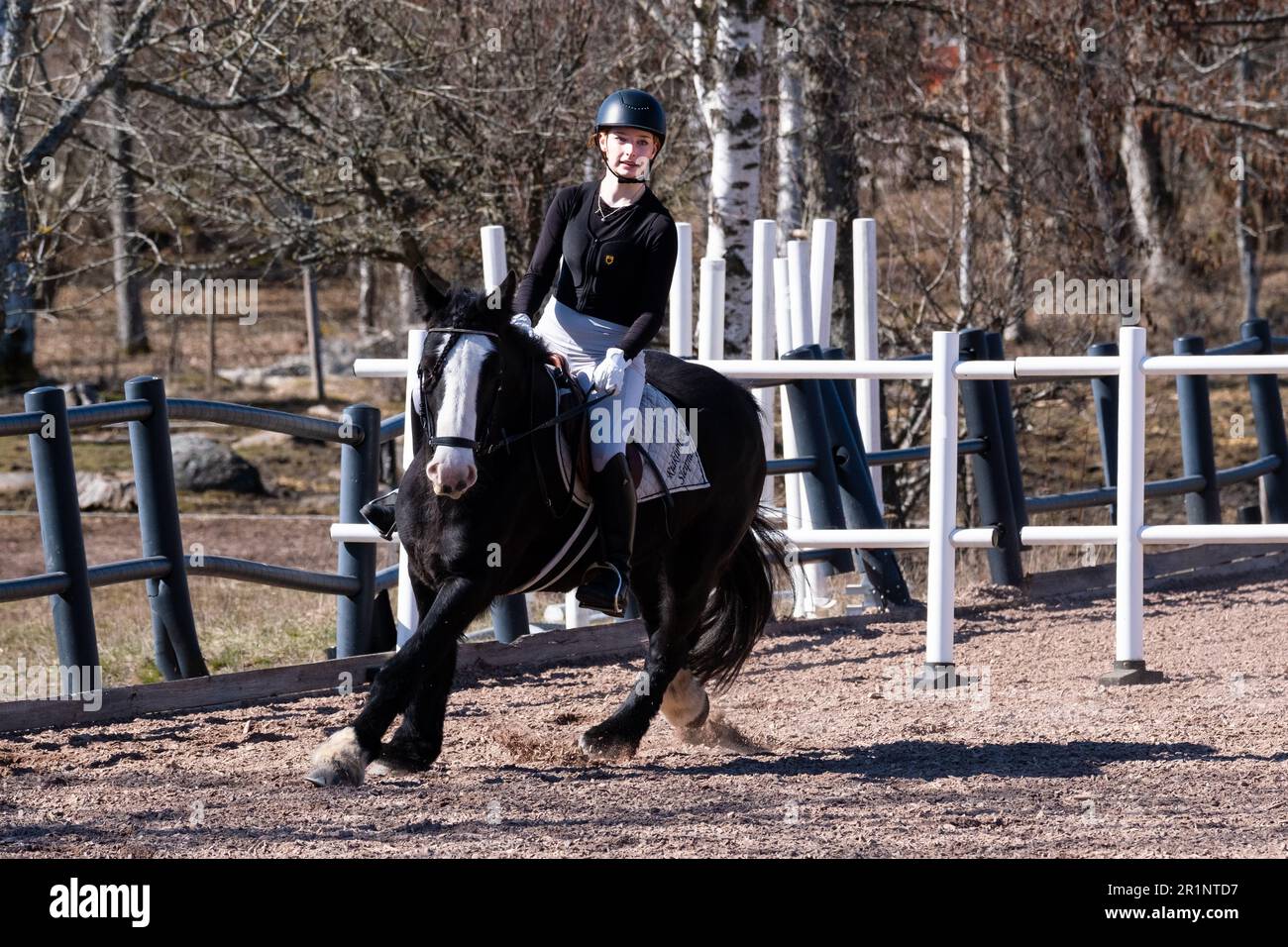 DRESSAGE, YOUTH, PONY: Youth Invitational Dressage Event on a pony nelle Isole Åland, Finlandia. Aprile 2023. Foto Stock