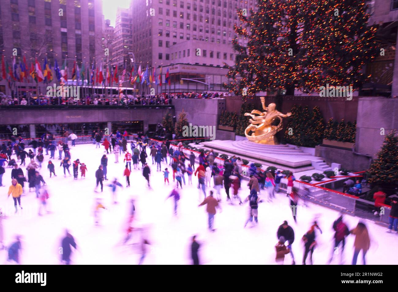 L'eccitazione e i movimenti del Rockefeller Center durante il natale a New York City Foto Stock