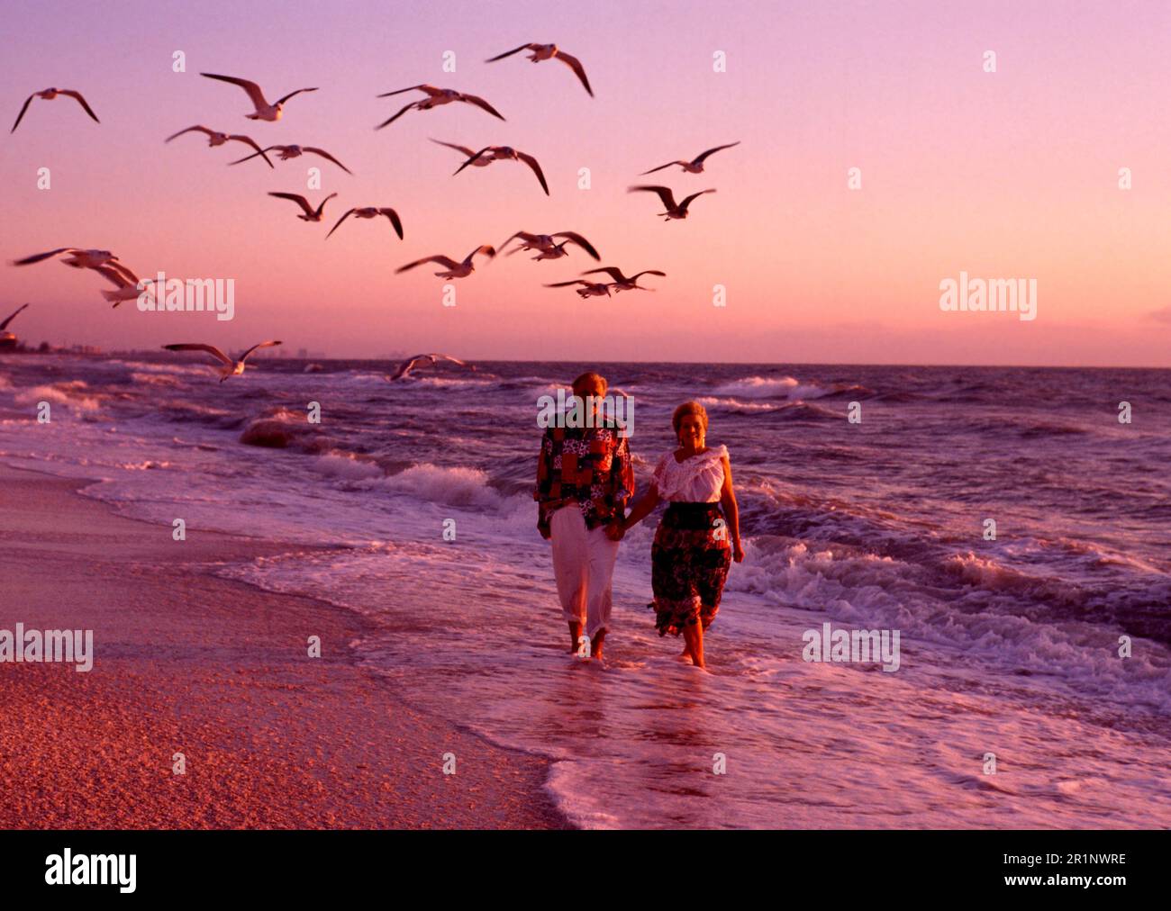 Coppia in pensione rilassante sulla spiaggia Foto Stock