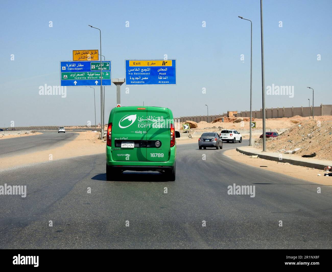 Cairo, Egitto, maggio 10 2023: Egiziano post consegna camion servizio di auto mobile furgone sulla strada statale, Egitto posta è l'agenzia egiziana responsabile per la posta Foto Stock