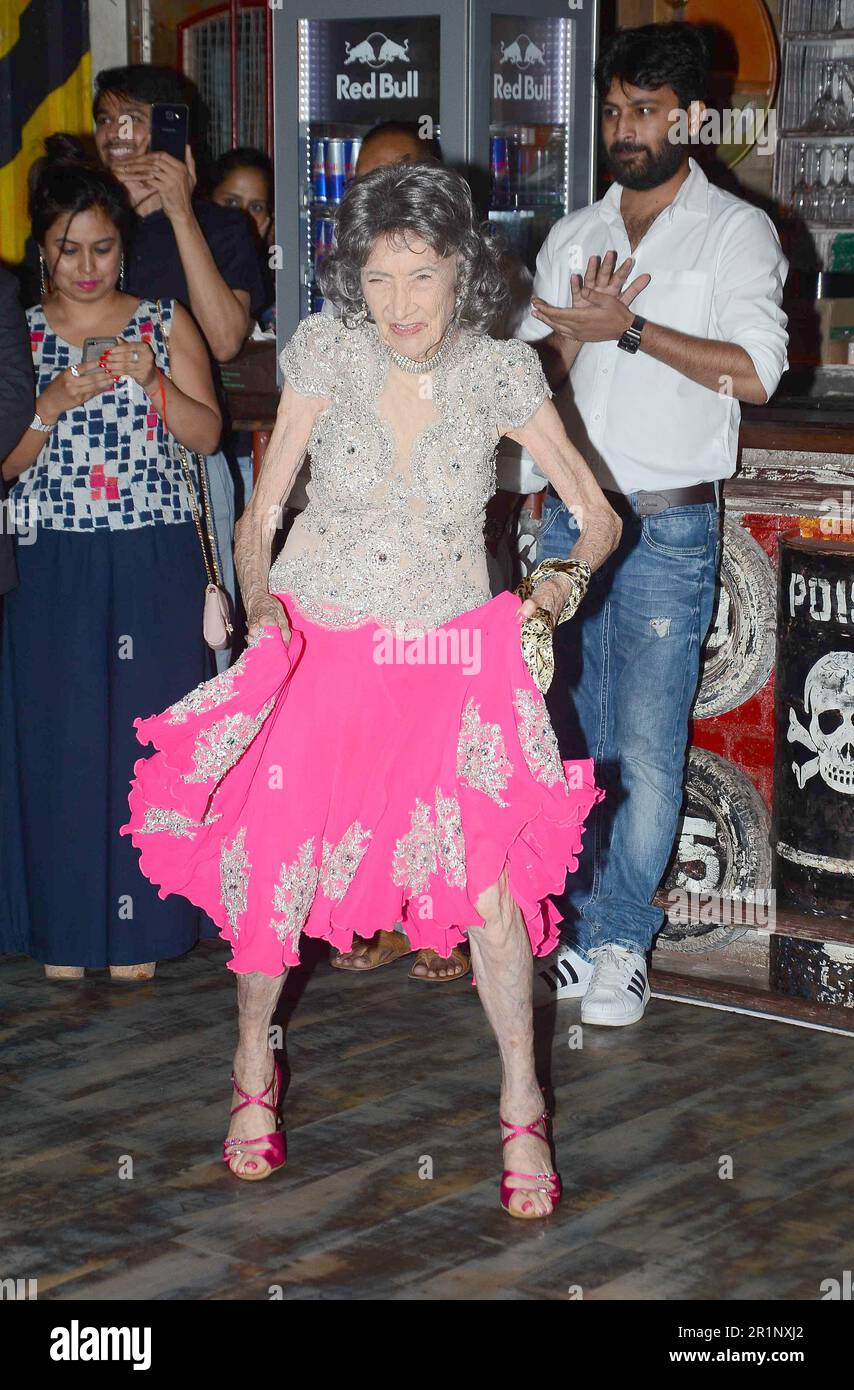 Tao Porchon Lynch, maestro di yoga americano, ballerina da ballo più antica del mondo, World Book of Records, India, 27 giugno 2017 Foto Stock