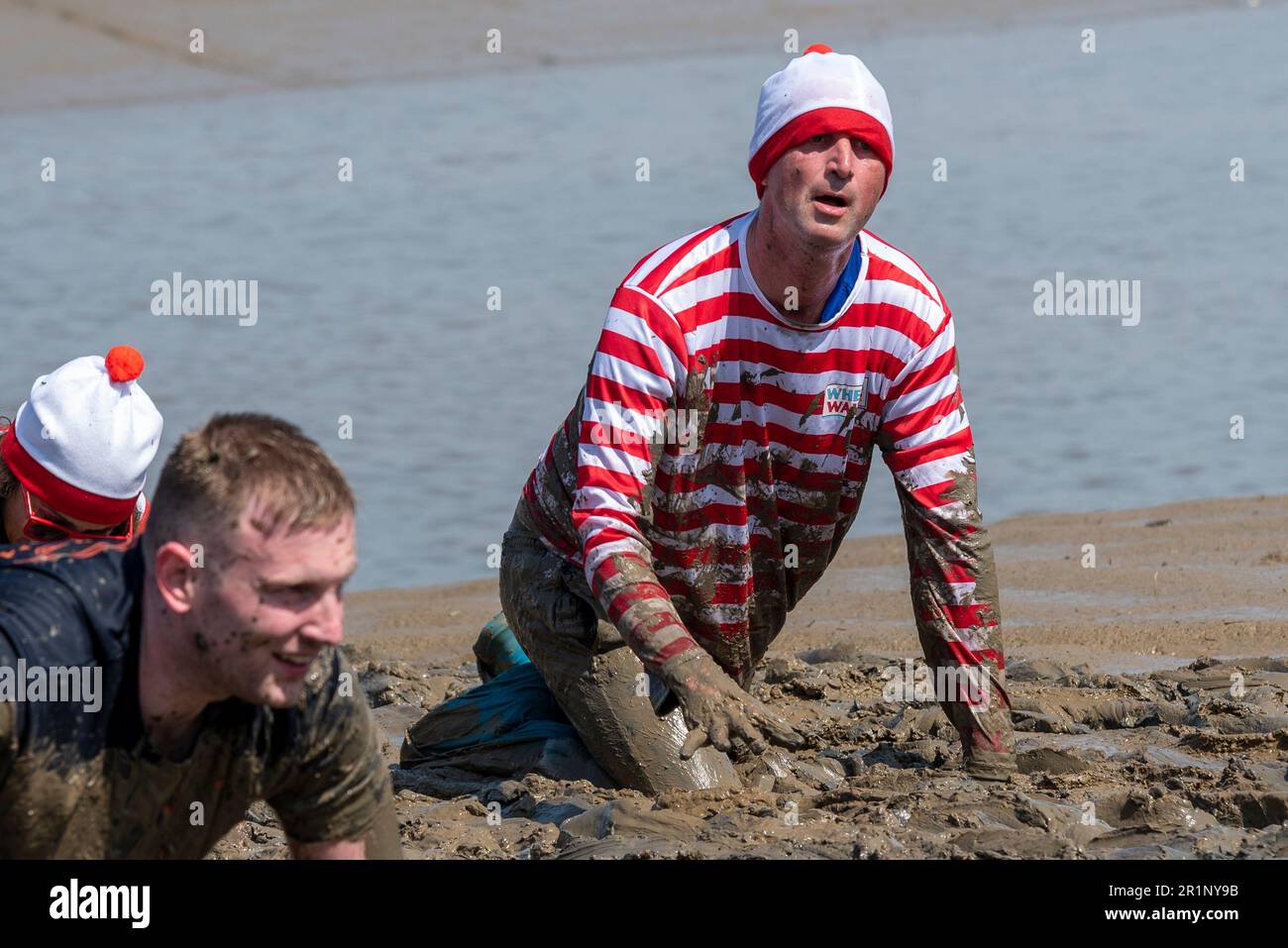 DJ ben Fryer partecipa alla Maldon Mud Race a Maldon, Essex, Regno Unito, nel fango del fiume Blackwater. Tradizionale evento di beneficenza Foto Stock