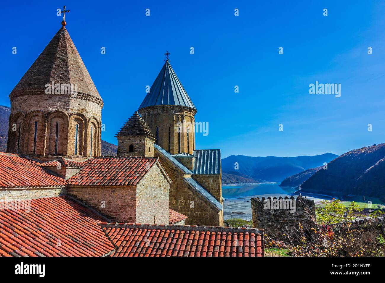 Il castello di Ananuri e chiesa della Madre di Dio sul fiume Aragvi in Georgia Foto Stock