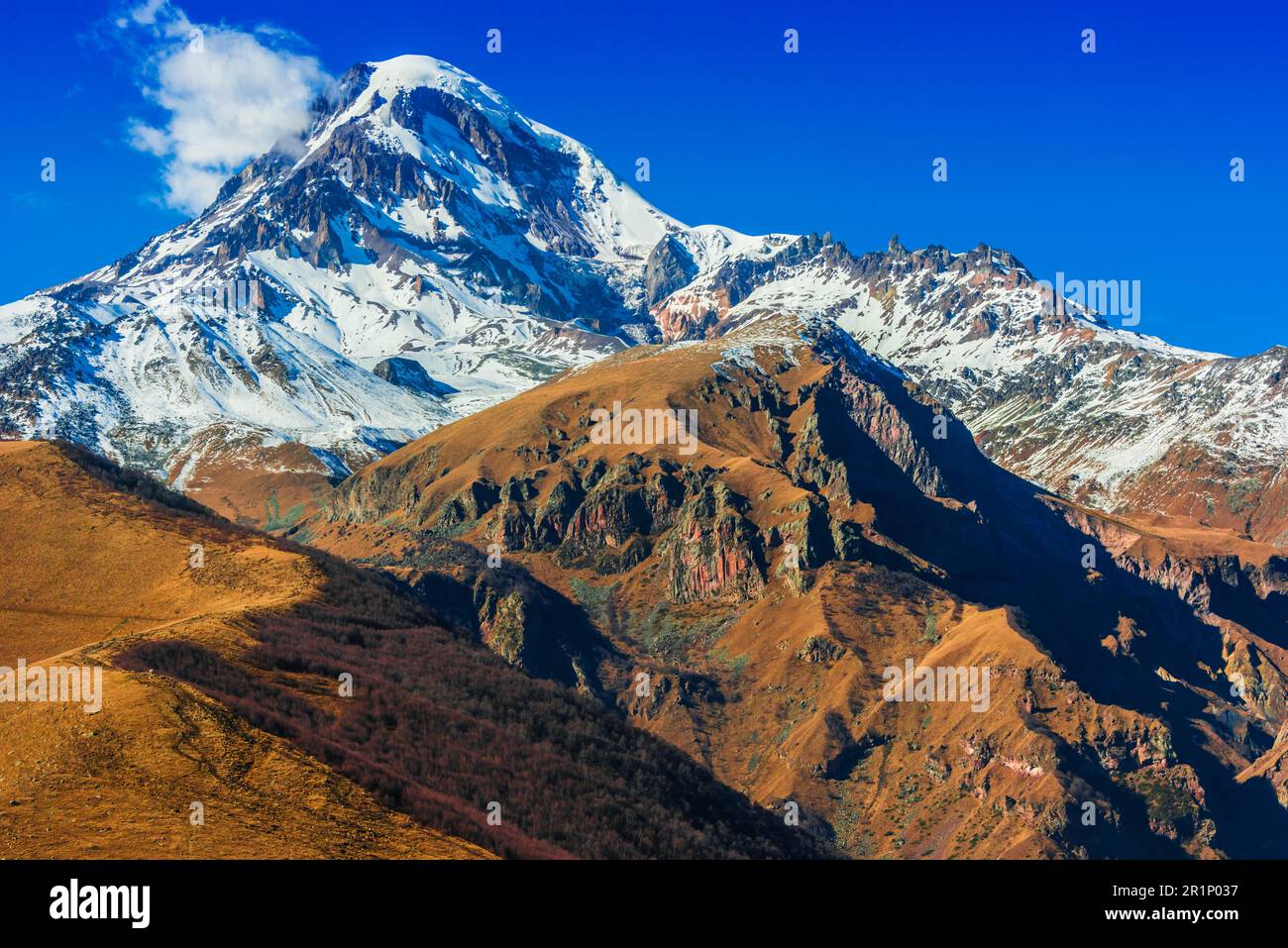 Il monte Kazbek, la terza vetta più alta della Georgia. Caucaso maggiore Foto Stock