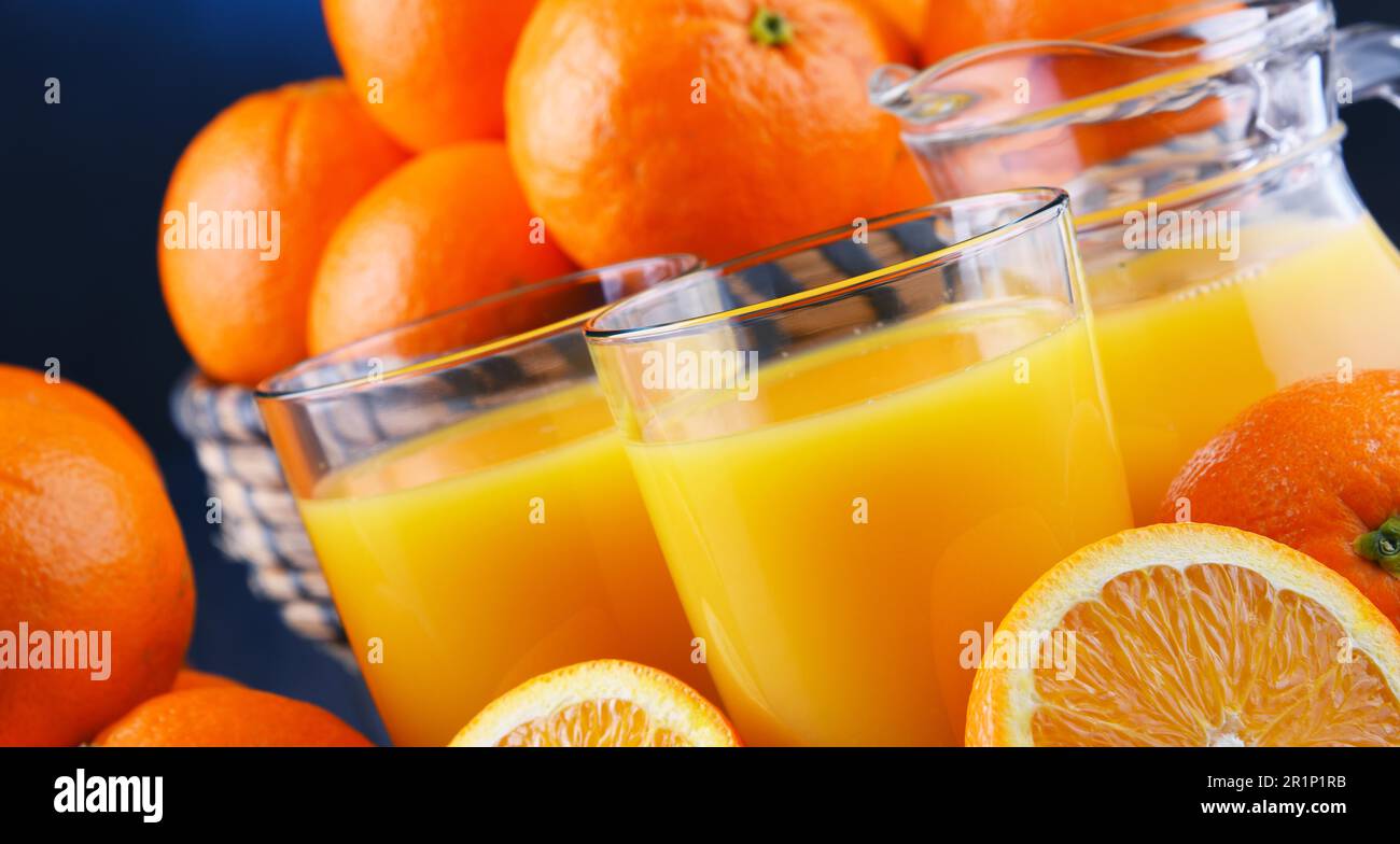 Occhiali con spremuta di arancia fresca e frutta Foto Stock