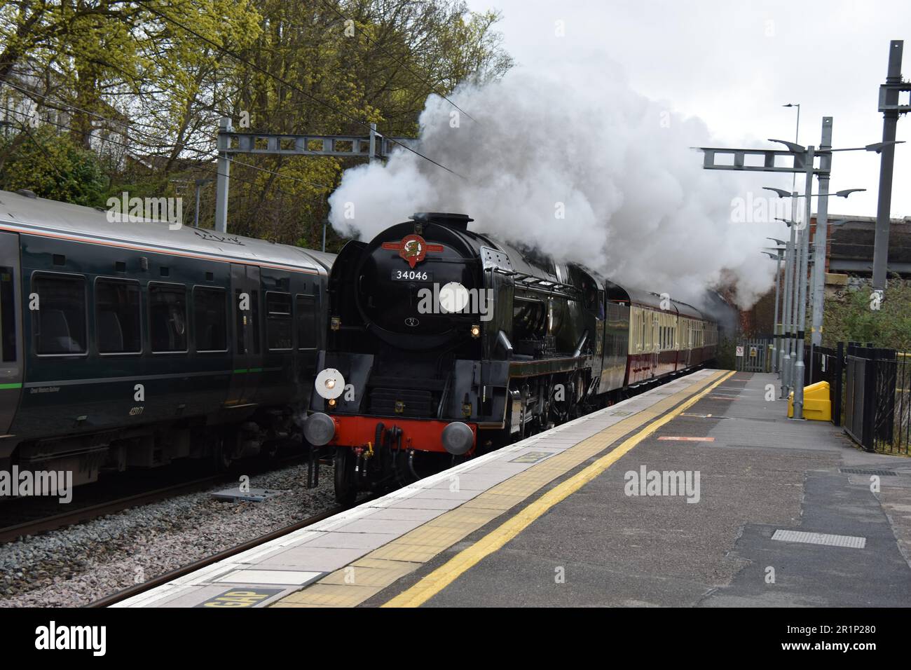 West Country Class NO 34046 Braunton Hauling The Great Western Envoy Steam Excursion attraverso Twyford il 15th aprile 2023 Foto Stock