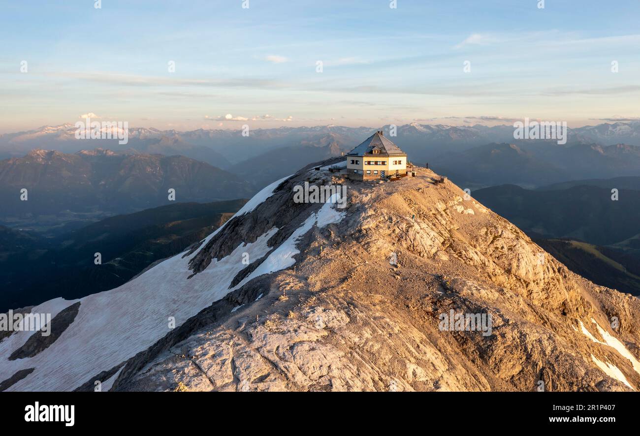 Vista aerea, casa sommitale, rifugio Matrashaus sulla Hochkoenig, atmosfera serale, Alpi Berchtesgaden, Salzburger Land, Austria Foto Stock