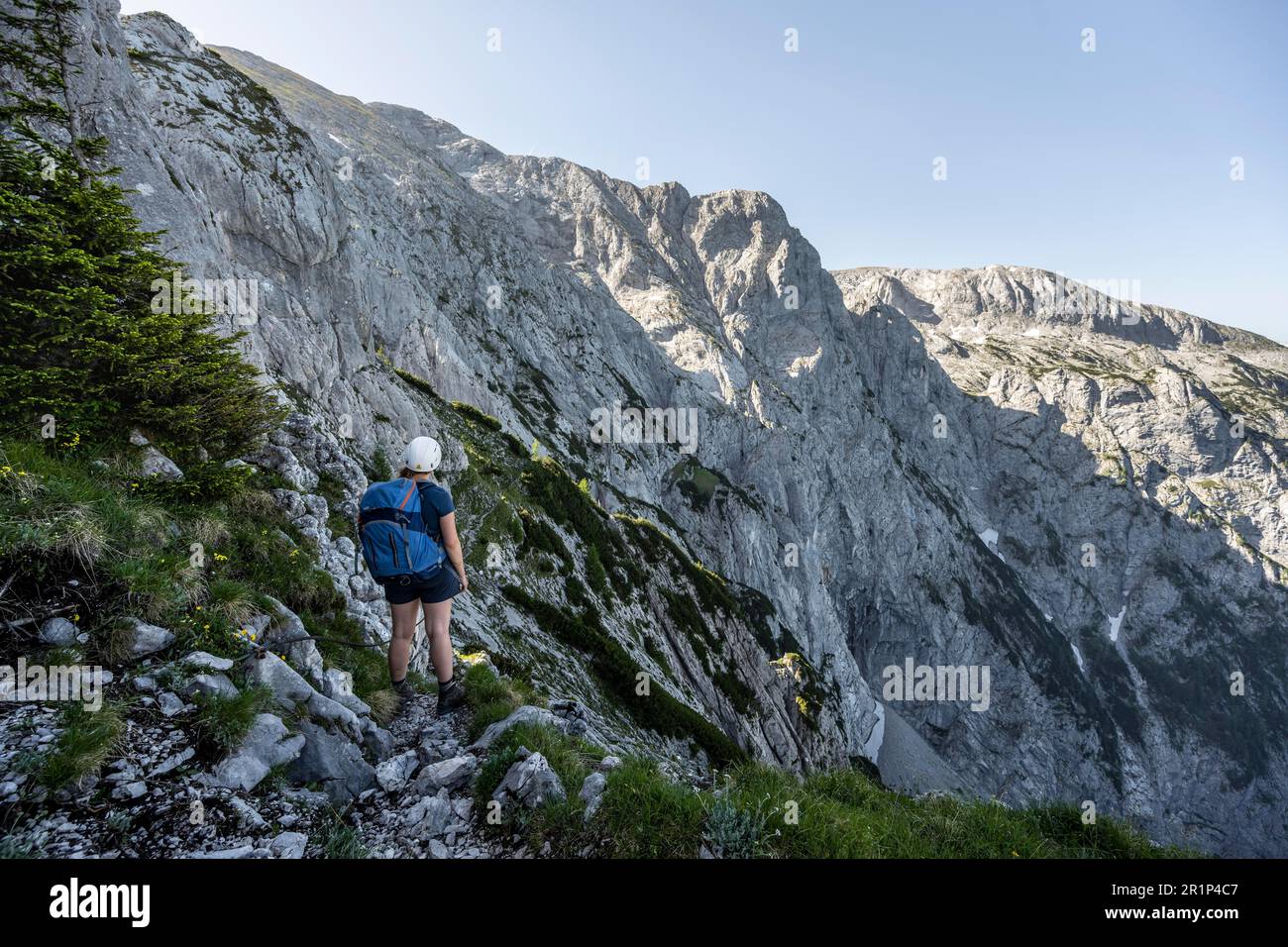 Alpinista sul Mannlsteig, via ferrata sull'Hohe Goell, paesaggio montano, Alpi Berchtesgaden, Terra Berchtesgadener, Baviera, Germania Foto Stock