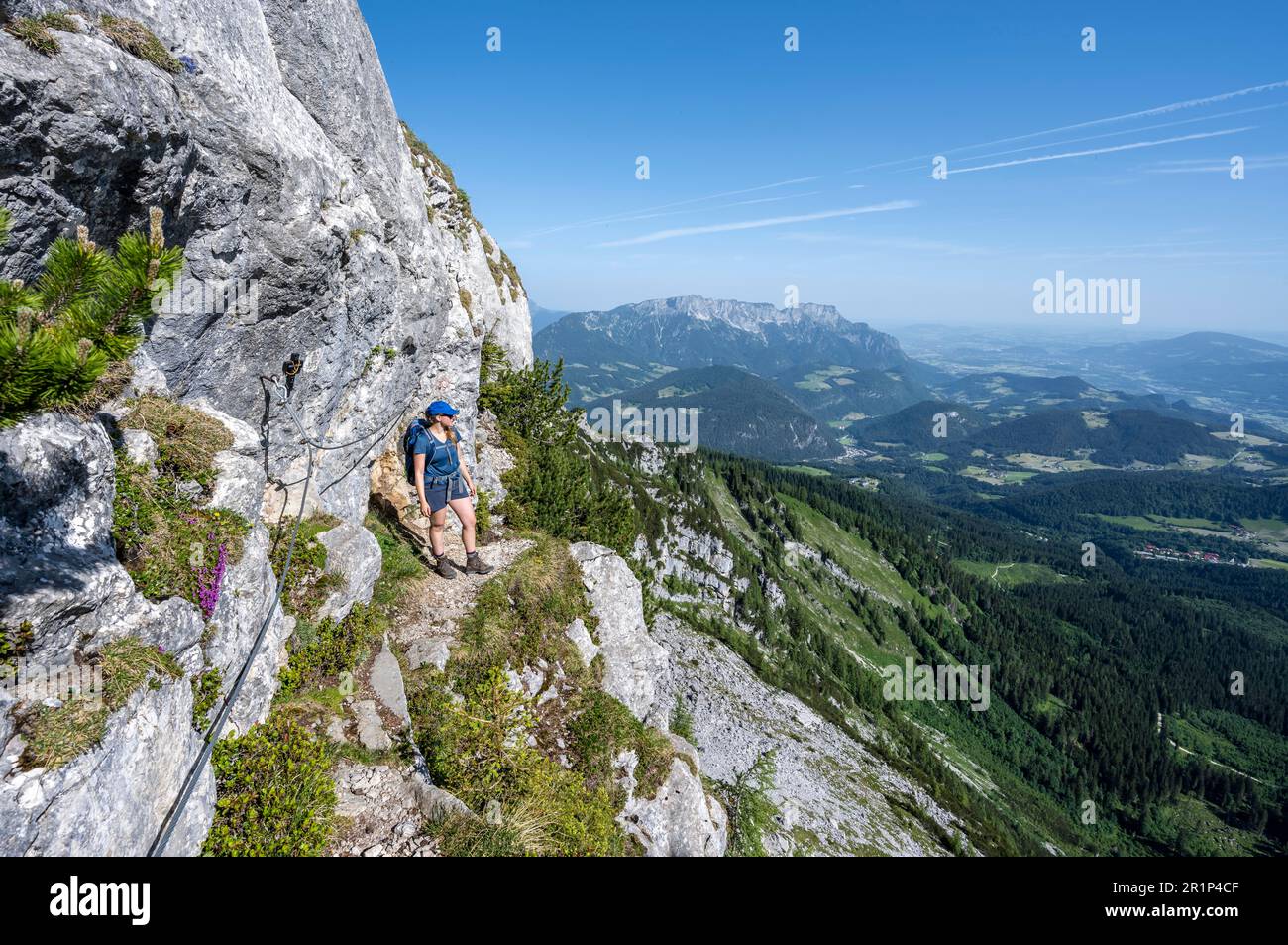 Alpinista sul Mannlsteig, via ferrata sull'Hohe Goell, paesaggio montano, Alpi Berchtesgaden, Terra Berchtesgadener, Baviera, Germania Foto Stock