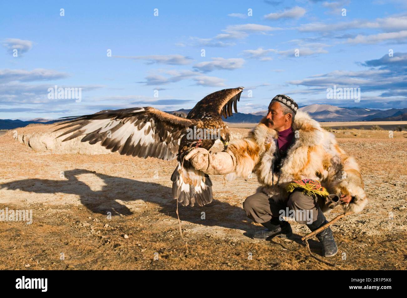 Cacciatore kazako con Aquila reale (Aquila chrysaetos), Monti Altai, Bayan-Ulgii, Mongolia Occidentale Foto Stock