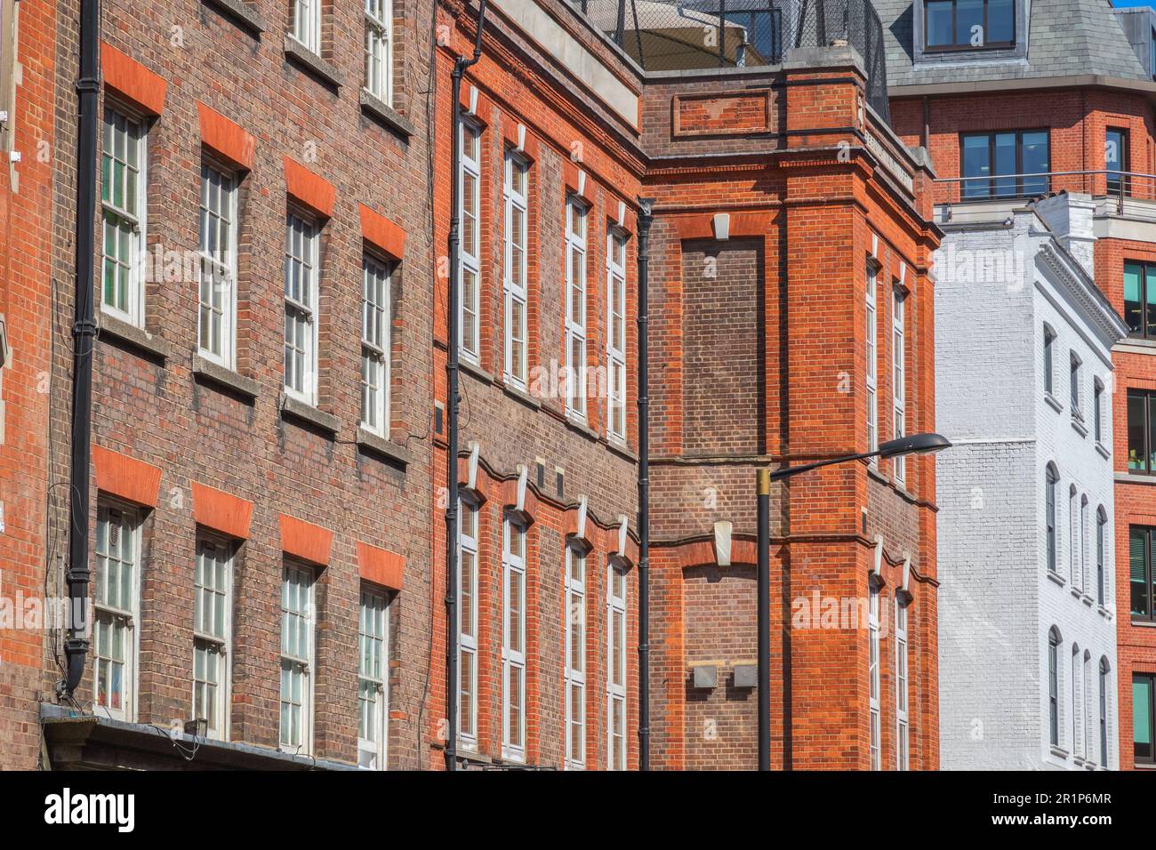 Case di città georgiane con finestre a telaio intorno a Covent Garden nel centro di Londra Foto Stock