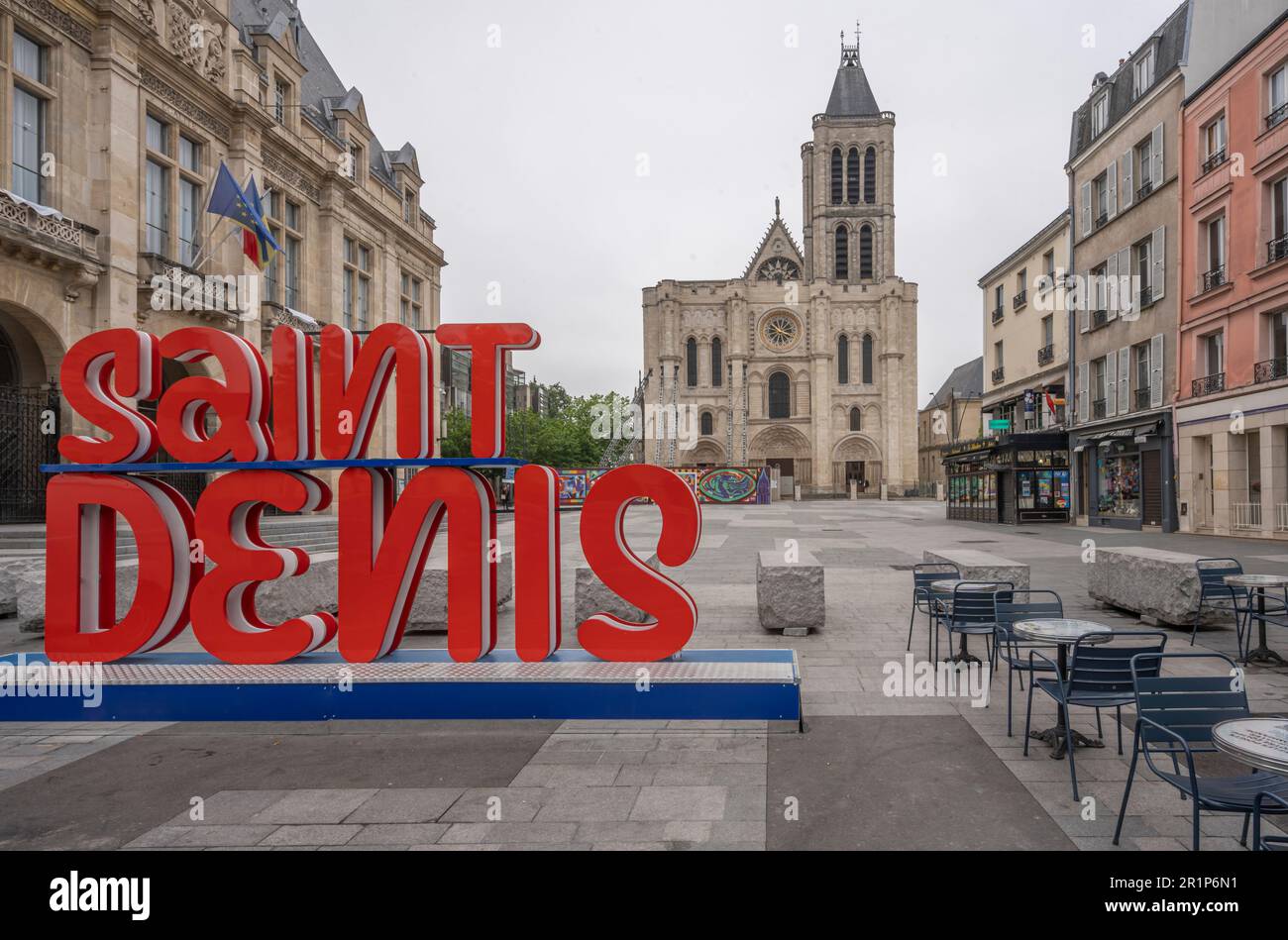 Saint-Denis, Francia - 05 15 2023: Vista della facciata della Basilica di Saint Denis e il Foto Stock