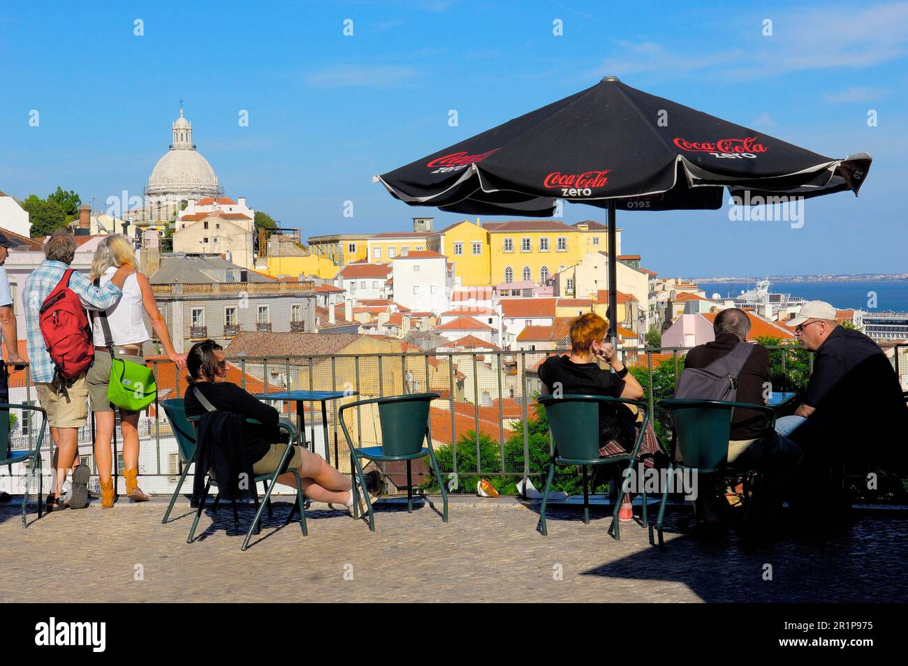 Lisbona, Pantheon Nazionale di Santa Engracia dal punto di osservazione Largo das Portas do Sol, quartiere di Alfama, Portogallo Foto Stock