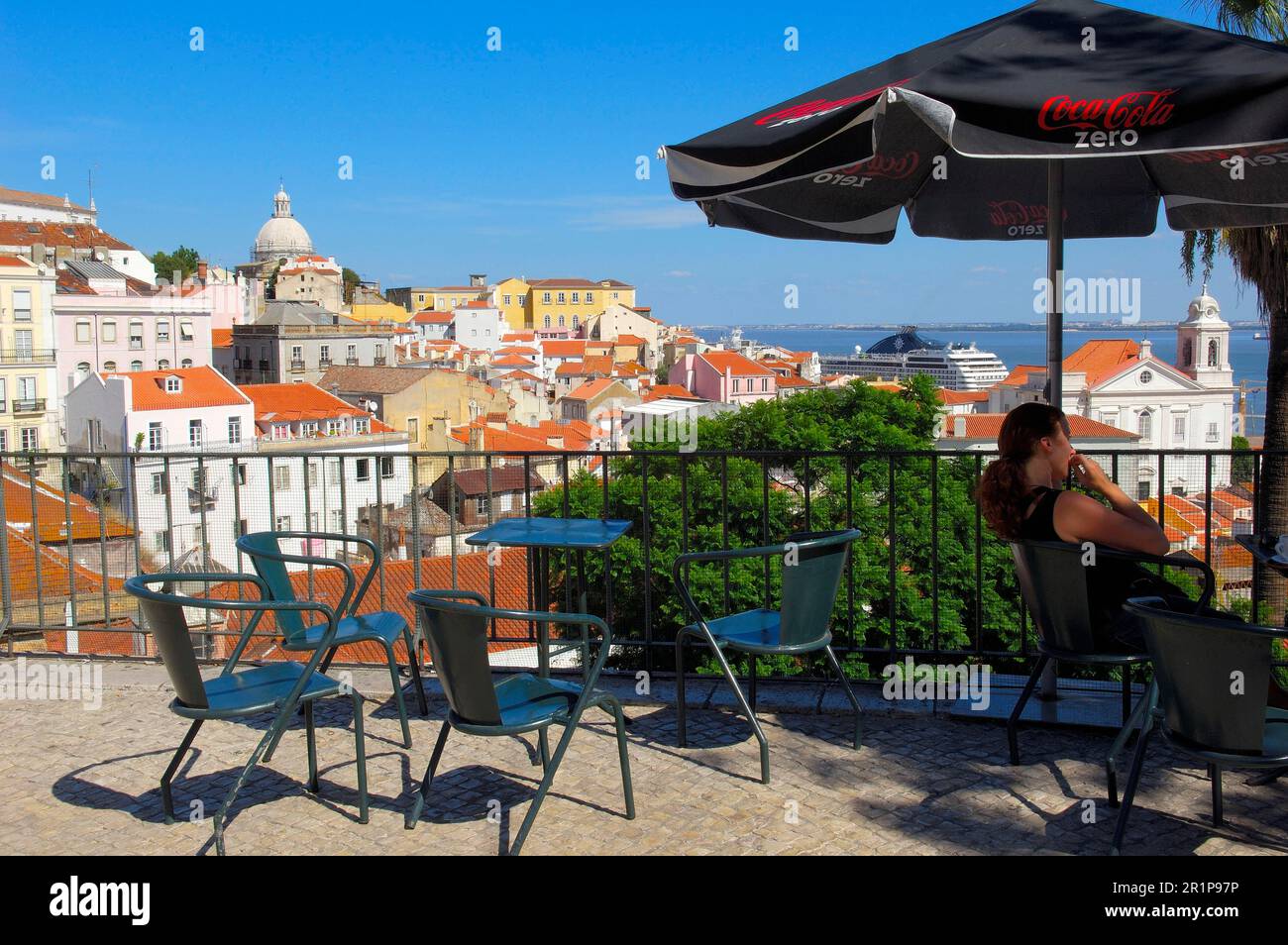 Lisbona, Pantheon Nazionale di Santa Engracia dal punto di osservazione Largo das Portas do Sol, quartiere di Alfama, Portogallo Foto Stock