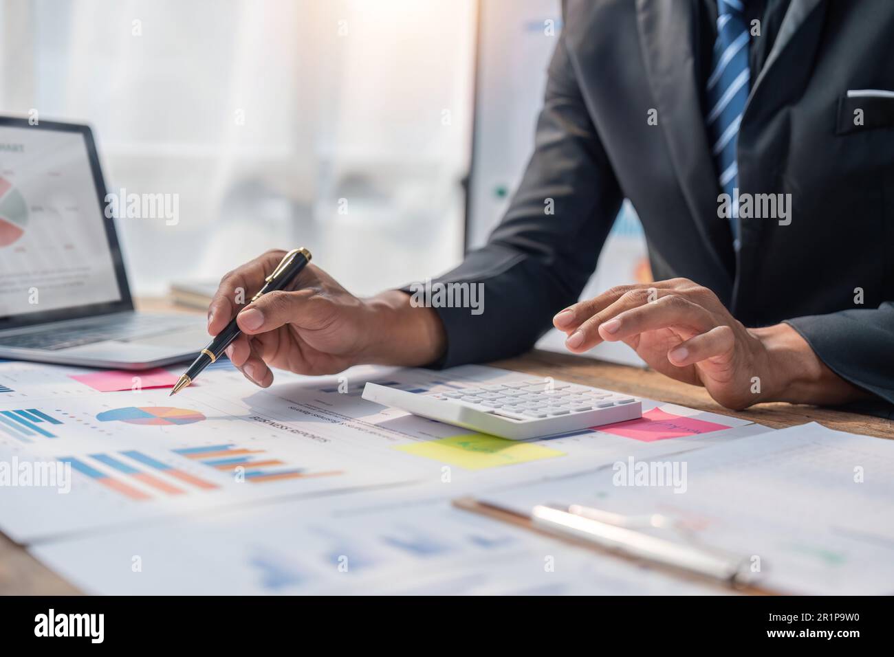 Chiuso su giovane uomo d'affari leggere scrivere fare rapporto figura carta grafico, contabile calcolo bilancio annuale denaro denaro relazione finanziaria in ufficio Foto Stock