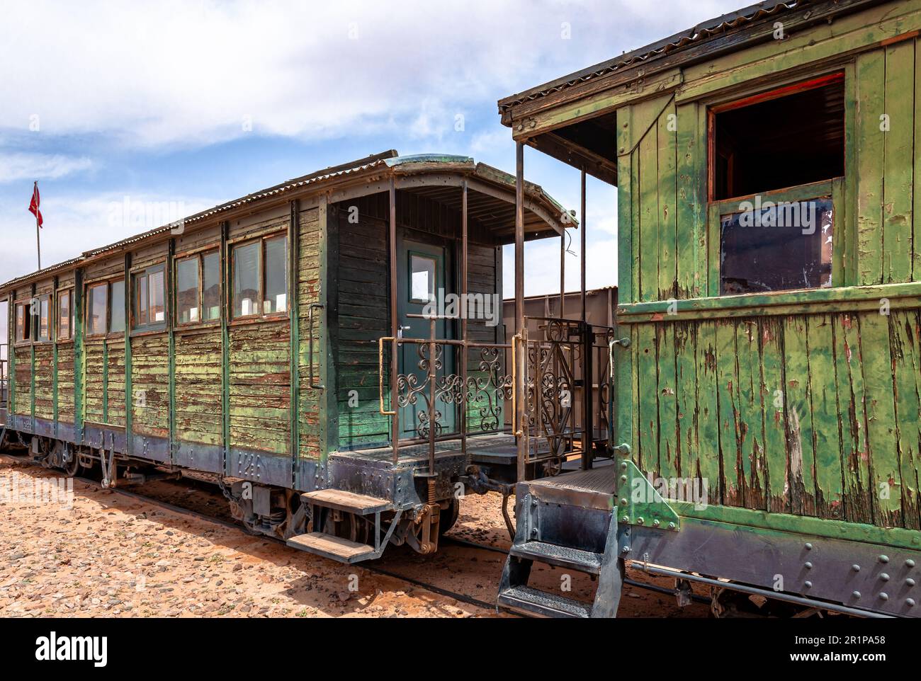 Vagoni ferroviari obsoleti di un'era passata a Wadi Rum, il famoso deserto Giordano. Foto Stock