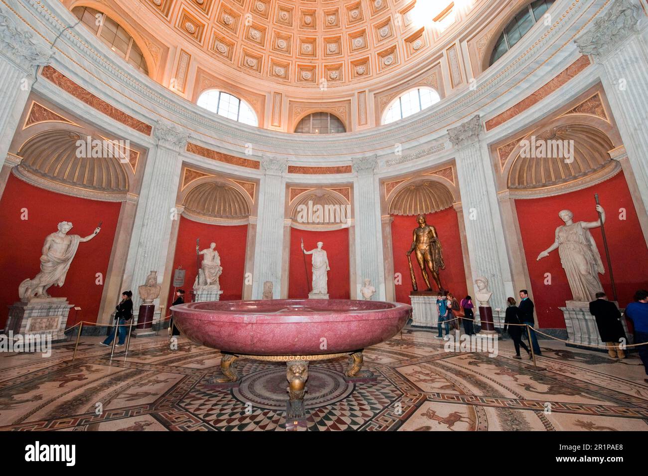 Sala rotonda, Europa, antica ciotola di porfido, statua bronzea di Ercole, statuti marmorei, Museo Pio Clementino, Musei Vaticani, Città del Vaticano Foto Stock