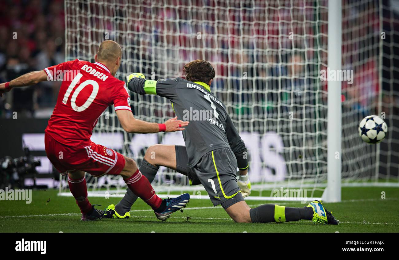 Londra, 25.05.2013, Wembley Vorarbeit zum 1:1 durch Arjen Robben (FCB) gegen Torwart Roman Weidenfeller (BVB) Borussia Dortmund - FC Bayern München CH Foto Stock