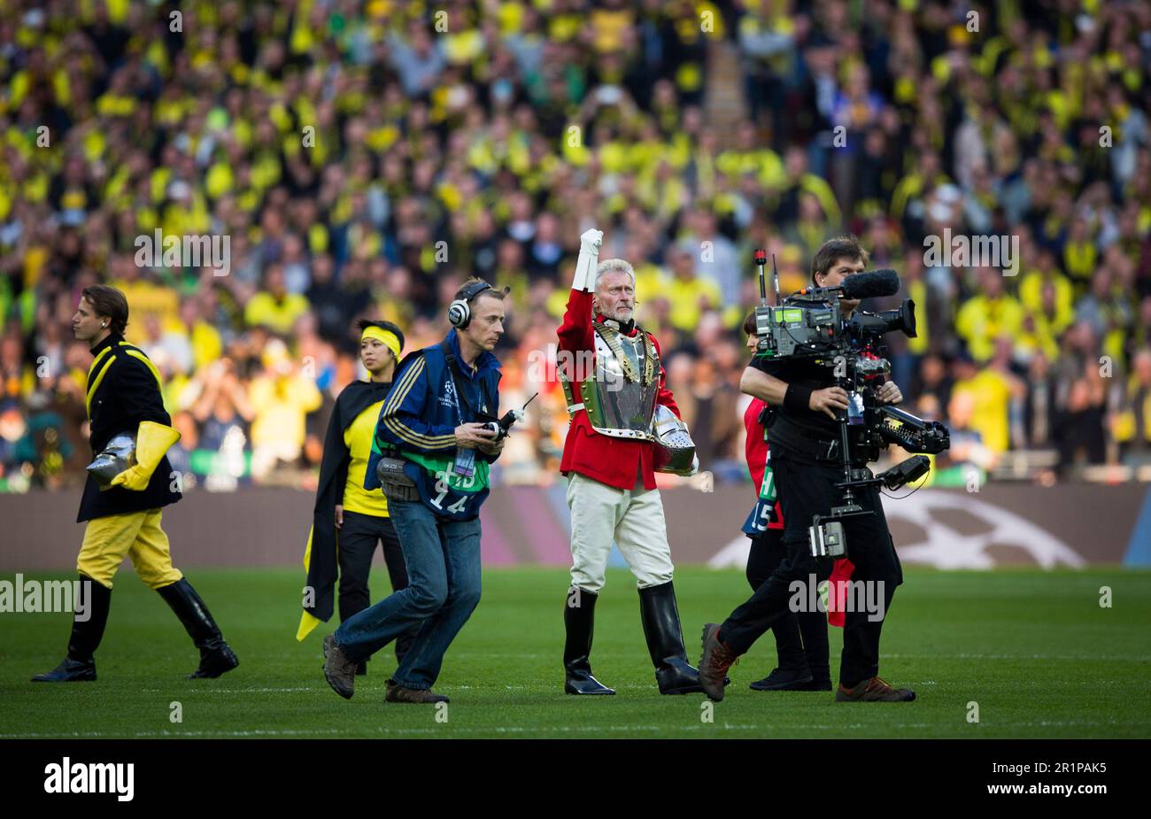 Londra, 25.05.2013, Wembley Paul Breitner in Ritterrüstung - im Hintergrund Lars Ricken Borussia Dortmund - FC Bayern München Champions League Fina Foto Stock